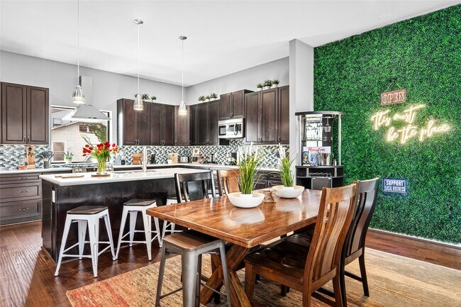 Photo - 2104 Webster St