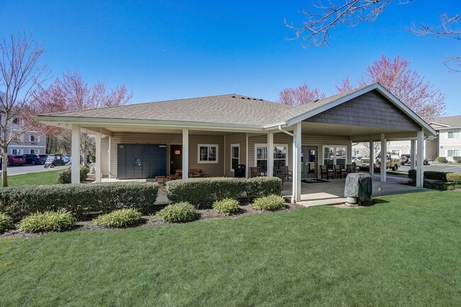 Clubhouse Patio - Legacy Oaks Apartments