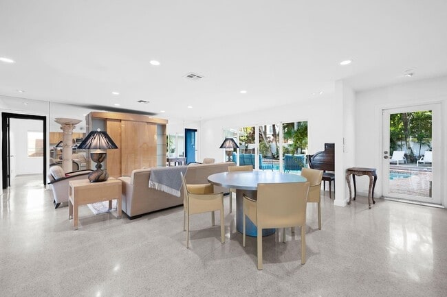 Photo - 2809 NE 25th St