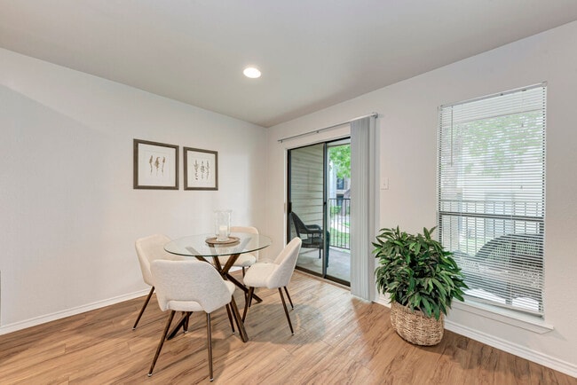 1BR, 1BA - 689SF - Comedor