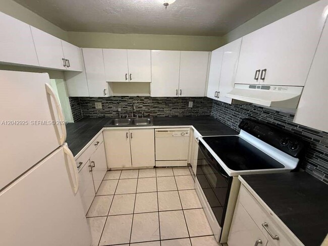 Building Photo - 1900 W 68th St Unit G308
