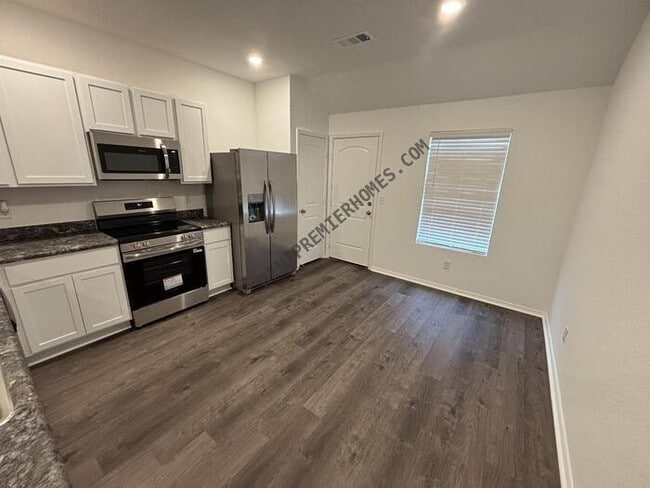 Photo - 34-10 10 Point Ln