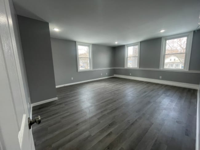 201 W Main St