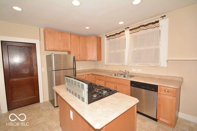 Photo - 4905 Broadway St