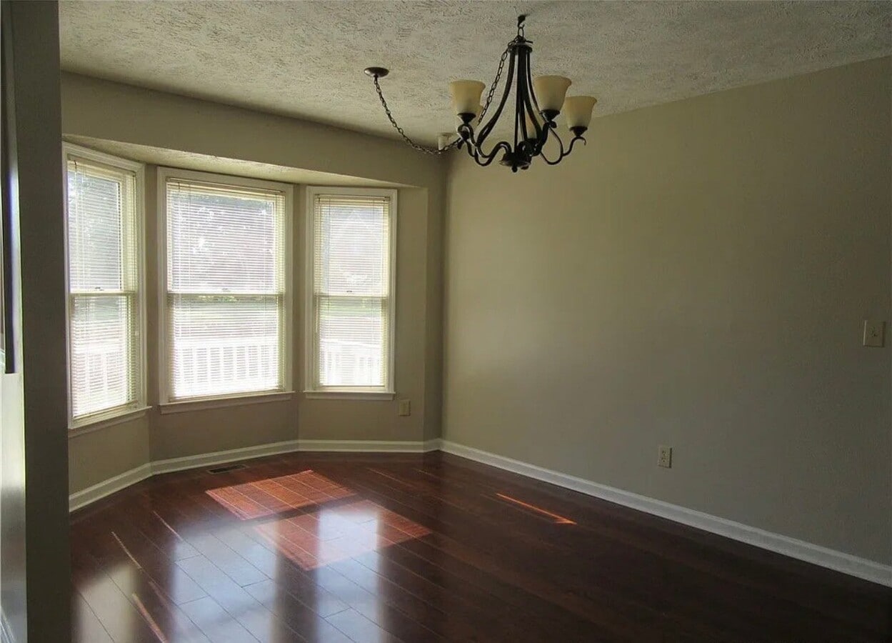 Photo - 2550 Silverbell Loop