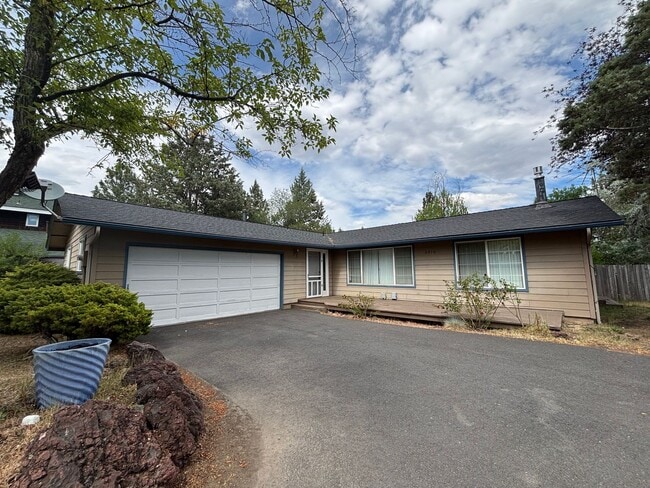 Building Photo - 2816 NE Lapoint Ct