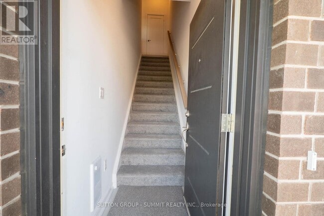 Photo - 940 St David St N