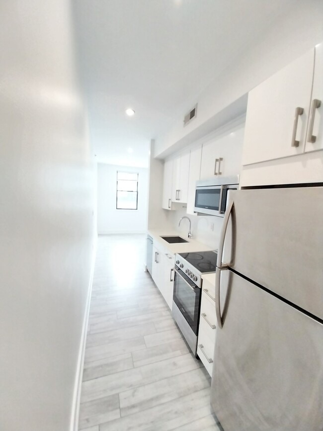 Building Photo - 1169 Hope St Unit 1C