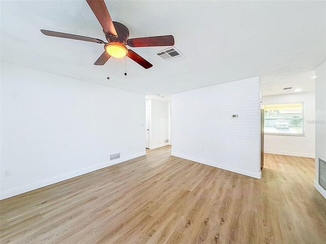 Photo - 850 Karen St