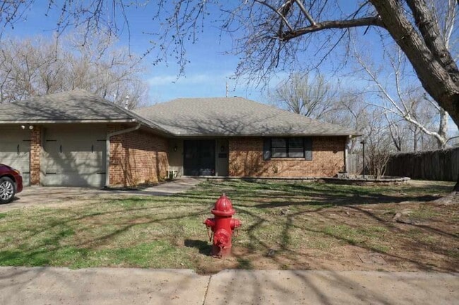 Building Photo - 2315 NE Village Dr