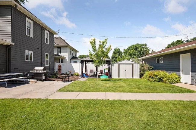 Photo - 212 Lake St E