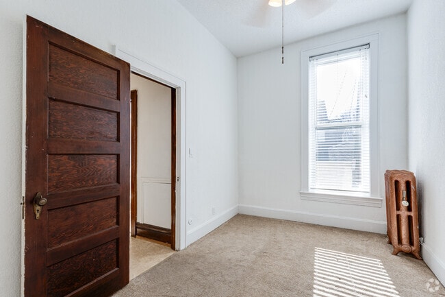 1BR, 1BA - 650SF - Bedroom