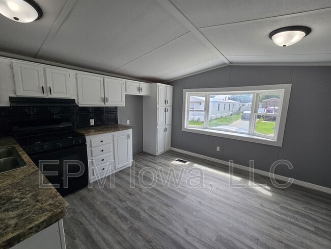 Photo - 700 W Ridgeway Ave