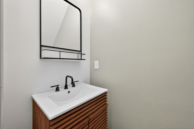 Building Photo - 313 Hogan St