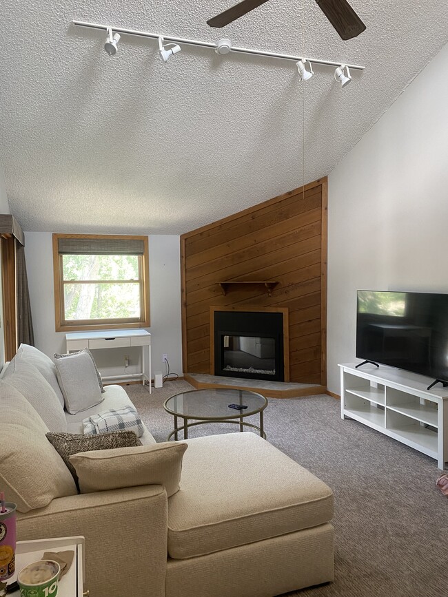 Building Photo - 2932 Shadow Creek Dr Unit 302