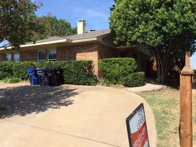 Building Photo - Cute 3/2 duplex in Frisco, Tx- Available NOW and Renovated
