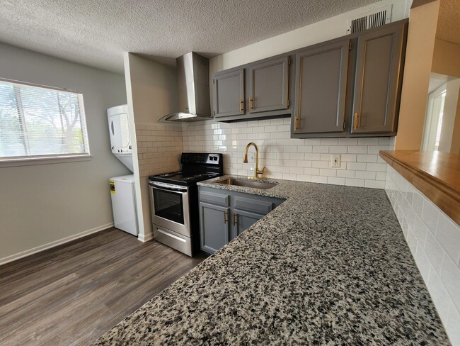 Kitchen - Pinecrest Apartments