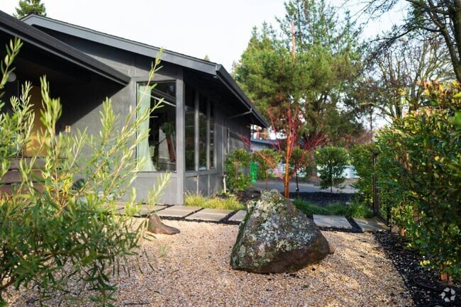 Building Photo - 2440 Redwood Rd Rental