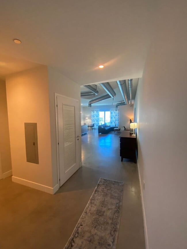 Stunning Fully Furnished Loft with Breatht... - Stunning Fully Furnished Loft with Breatht...