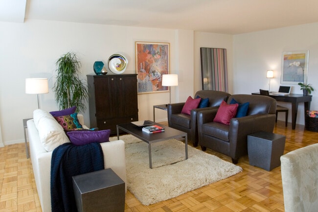 Living area with hardwood flooring - Avalon The Albemarle