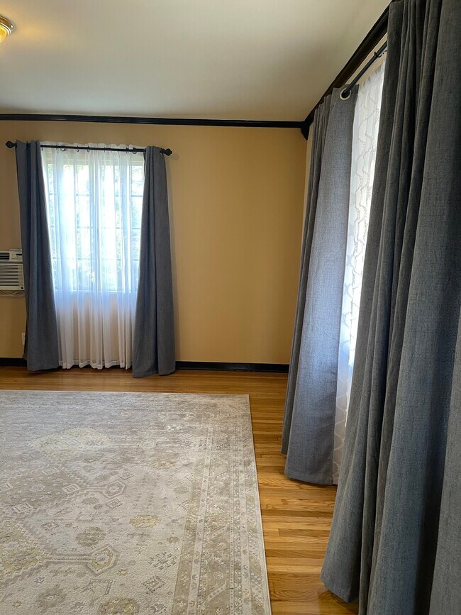 1431 1/2 N Allen Ave Unidad Studio with full kitchen