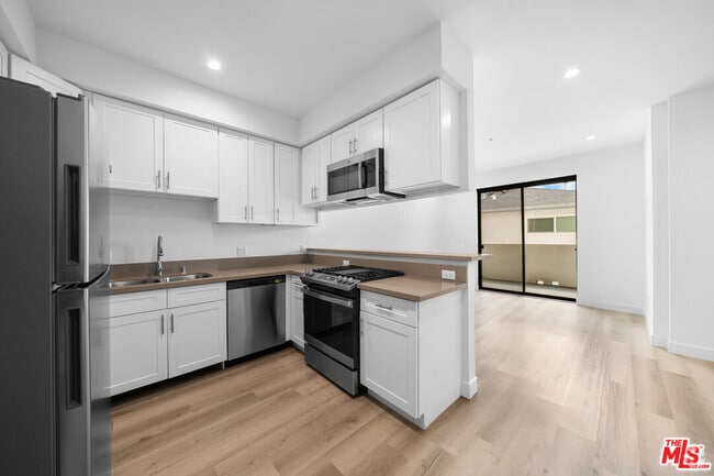 Building Photo - 5612 Lexington Ave Unit 204 Rental