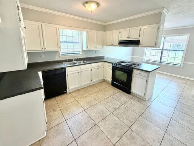 Spacious 4 bedroom 2 bath in Bartett