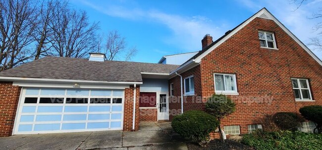 Building Photo - 21329 Lakeshore Blvd