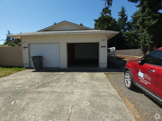 Building Photo - **Beautiful Duplex** Rental