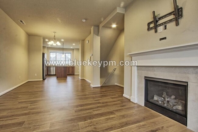 Photo - 2 Bed, 2.5 Baths Tri-Level Townhome with Open Office in Sherwood