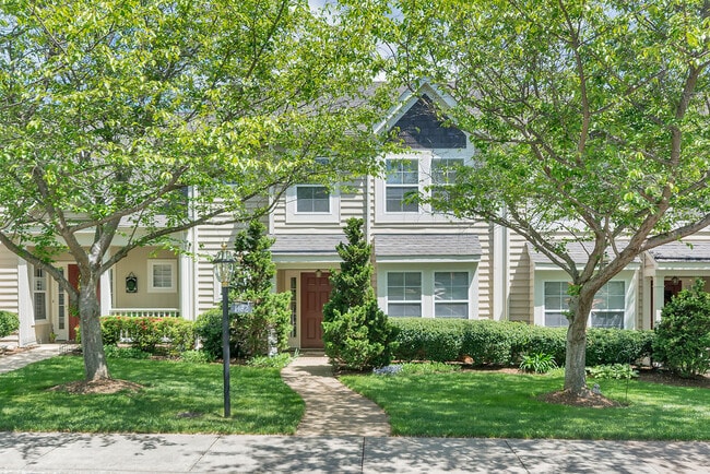 Building Photo - Charming 3-Bedroom Townhome in Sought-After Forest Lakes South!
