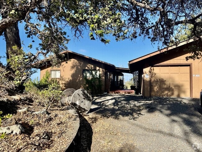 Building Photo - Experience comfort and luxury in this char... Rental