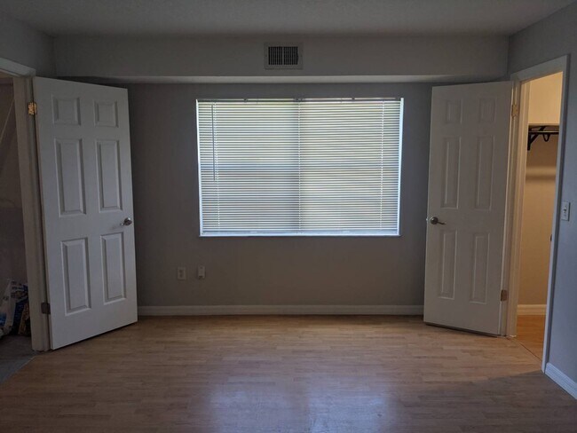 Photo - 165 Windtree Ln