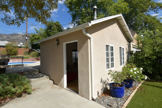Building Photo - 1710 Oakwood St Unit Guesthouse