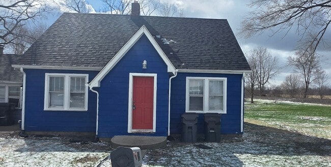 Building Photo - 233 W School St Unit 235 School St