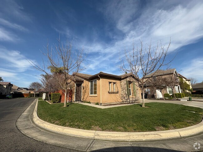 Building Photo - NW Visalia Home Near Shopping Center Rent ...