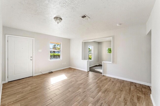 Photo - 4637 Carmen St
