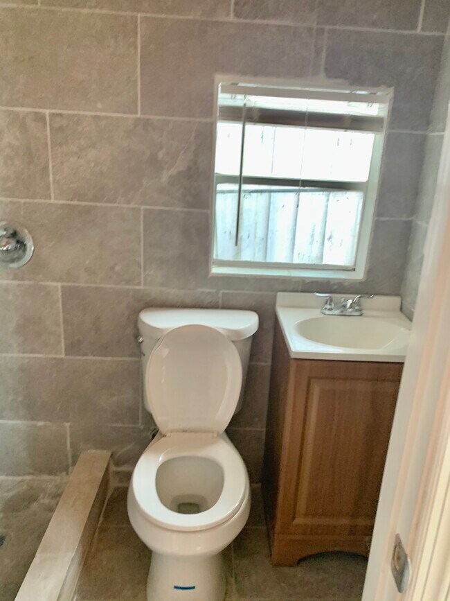 Photo - 331 NE 26th Ct Unit 2