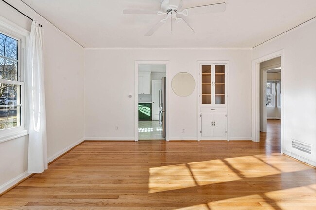 Photo - Adorable 2-bdrm/1-bath mid-century modern. Private backyard, sauna, washer/dryer, & more!