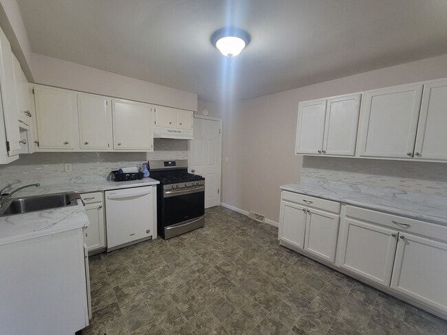 Photo - 3 +bedrooms /2 bath + Attached 2-car Garage Home -Available Now in Peoria!