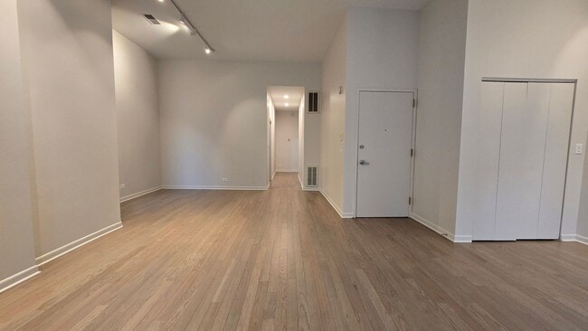 Photo - REMODELED 3 Bedroom & 2 Bathroom Apartment in the Heart of Lincoln Park! Unit Apt 3