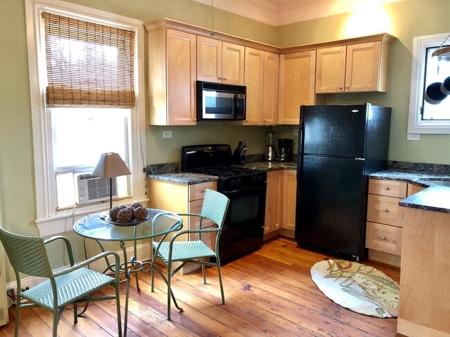 147 E Chestnut St Unit 06