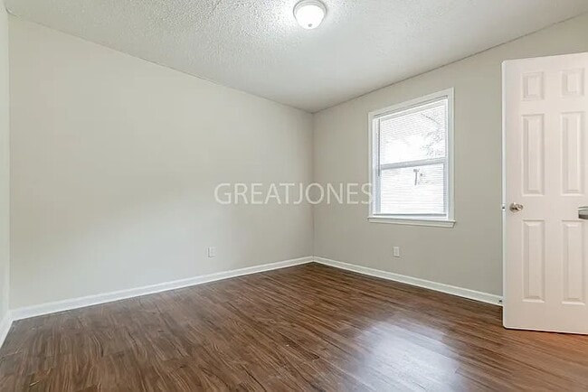 Photo - 400 W Miriam Ave
