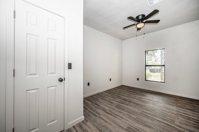 Photo - 731/735 8th Yellow Duplex Unidad 735 8th LEFT