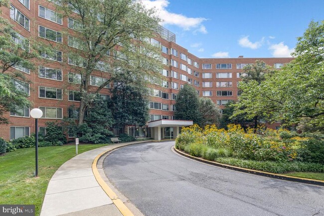 Building Photo - 4000 Tunlaw Rd NW Unit 1103 Rental