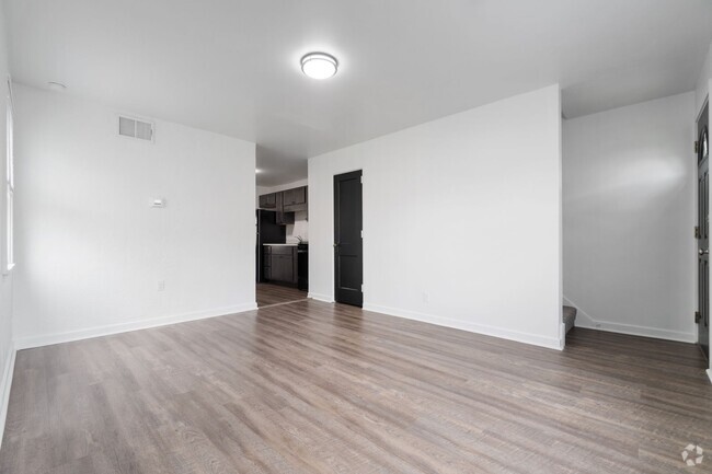 Building Photo - Newly Renovated 2-Bedroom Townhouse