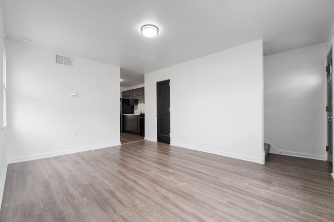 Building Photo - New 2BR Townhouse with Quartz Kitchen coun...