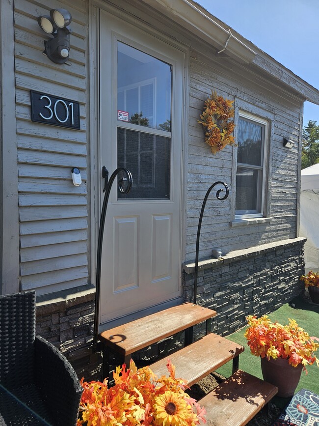 Building Photo - 301 Oakwood St