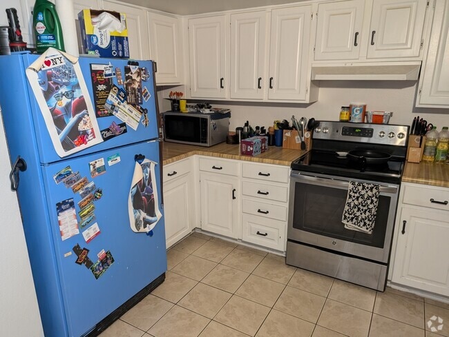 Building Photo - 832 E Fern Dr N Rental