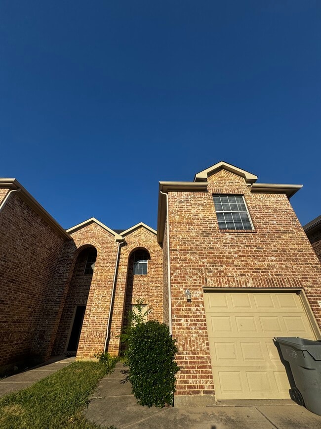 Building Photo - 380 Woodgrove Dr